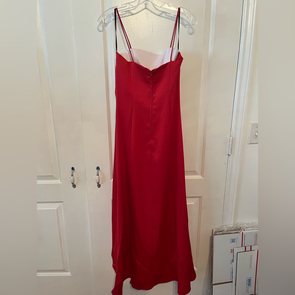 Elegant Red and White formal gown. Size medium. EUC. - Picture 12 of 15
